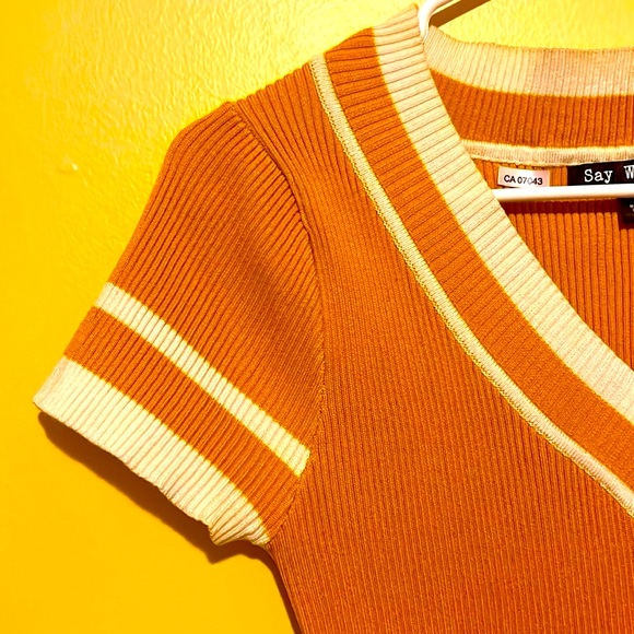 V-neck Yellow T-Shirt with White Stripes Knitted Short Sleeves Very Stretchy - Picture 4 of 7